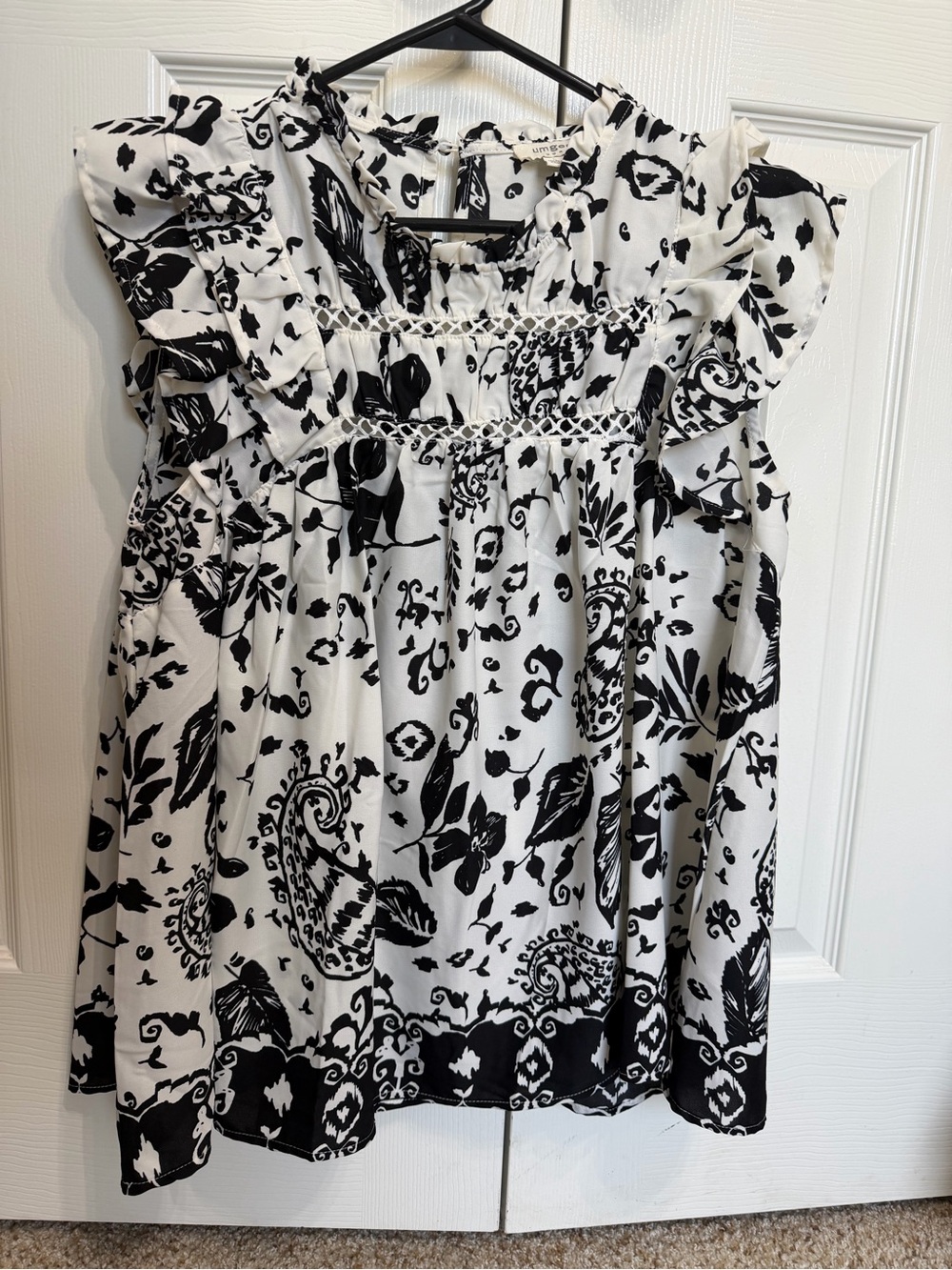 Francesca's Collections Black & White Floral Smocked Blouse